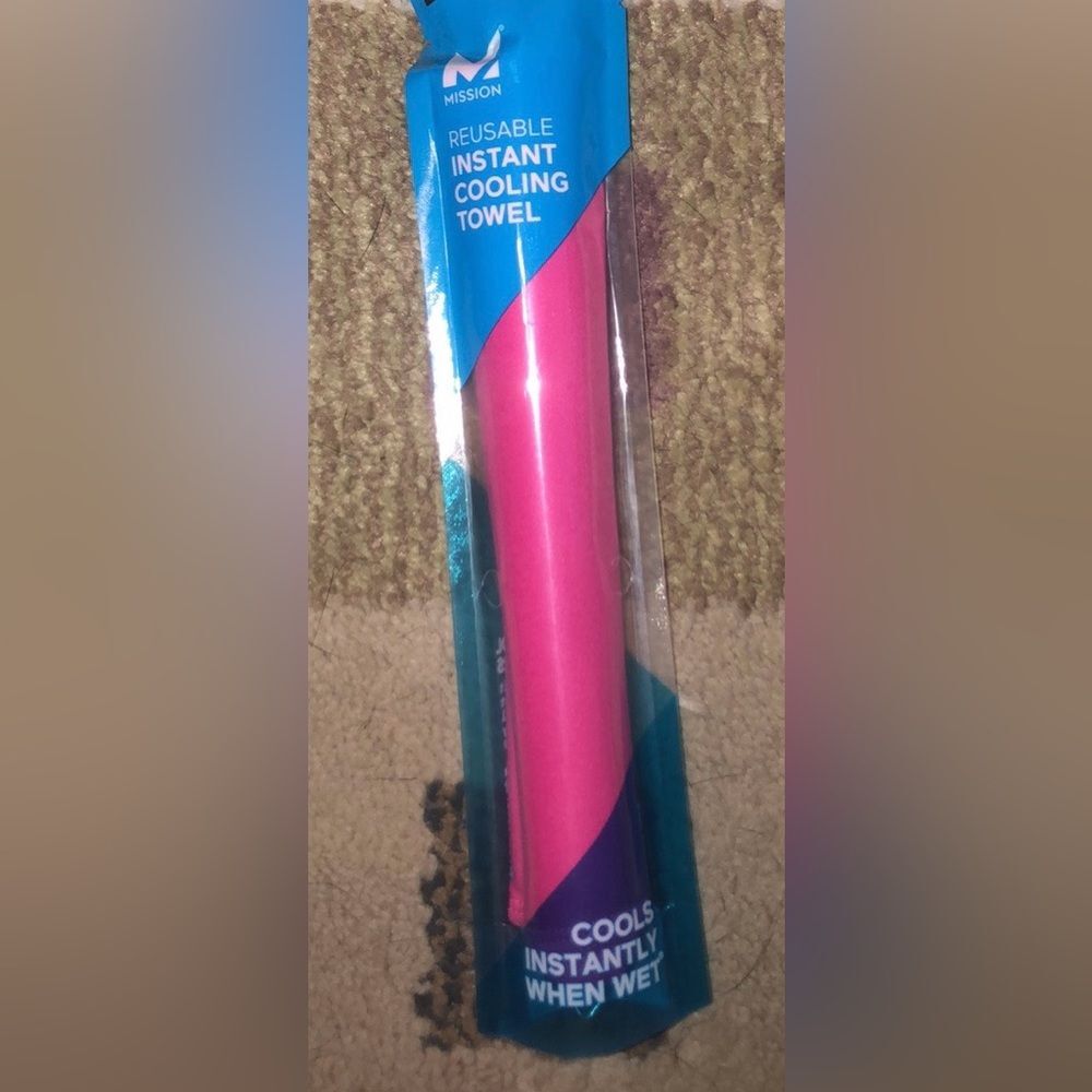 Mission Fuchsia Pink Reusable Instant Cooling Towel NEW NIP